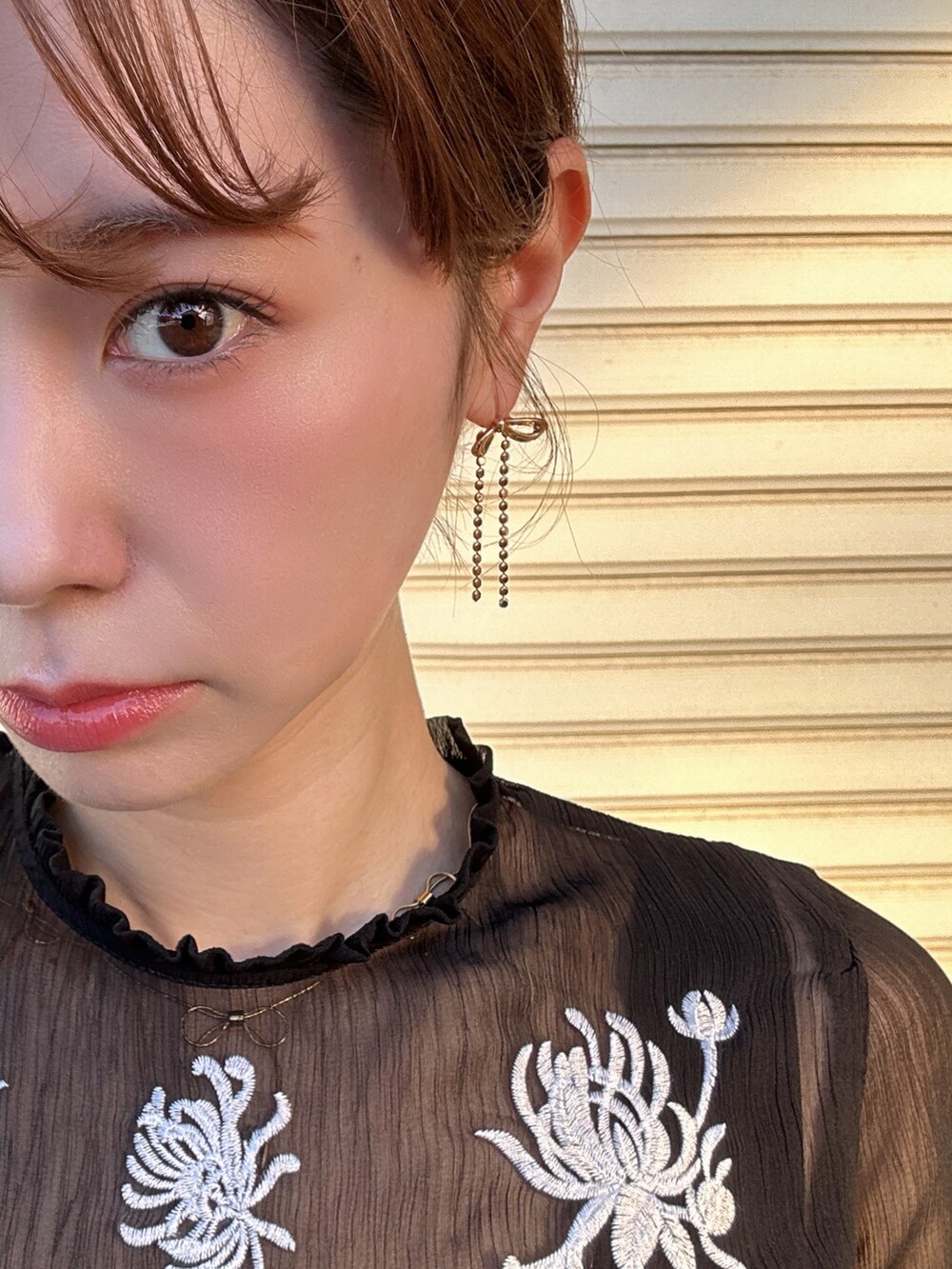 ベージュ系のスラックス、ブラウン系のバレエシューズ、ブラウン系のボストンバッグを着用したレディースの秋コーディネートの3枚目の写真