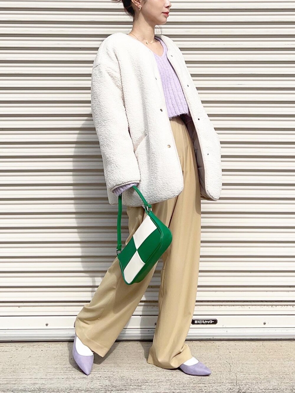 グリーン系のハンドバッグ、ベージュ系のその他パンツ、パープル系のパンプスを着用したレディースの冬コーディネートの2枚目の写真