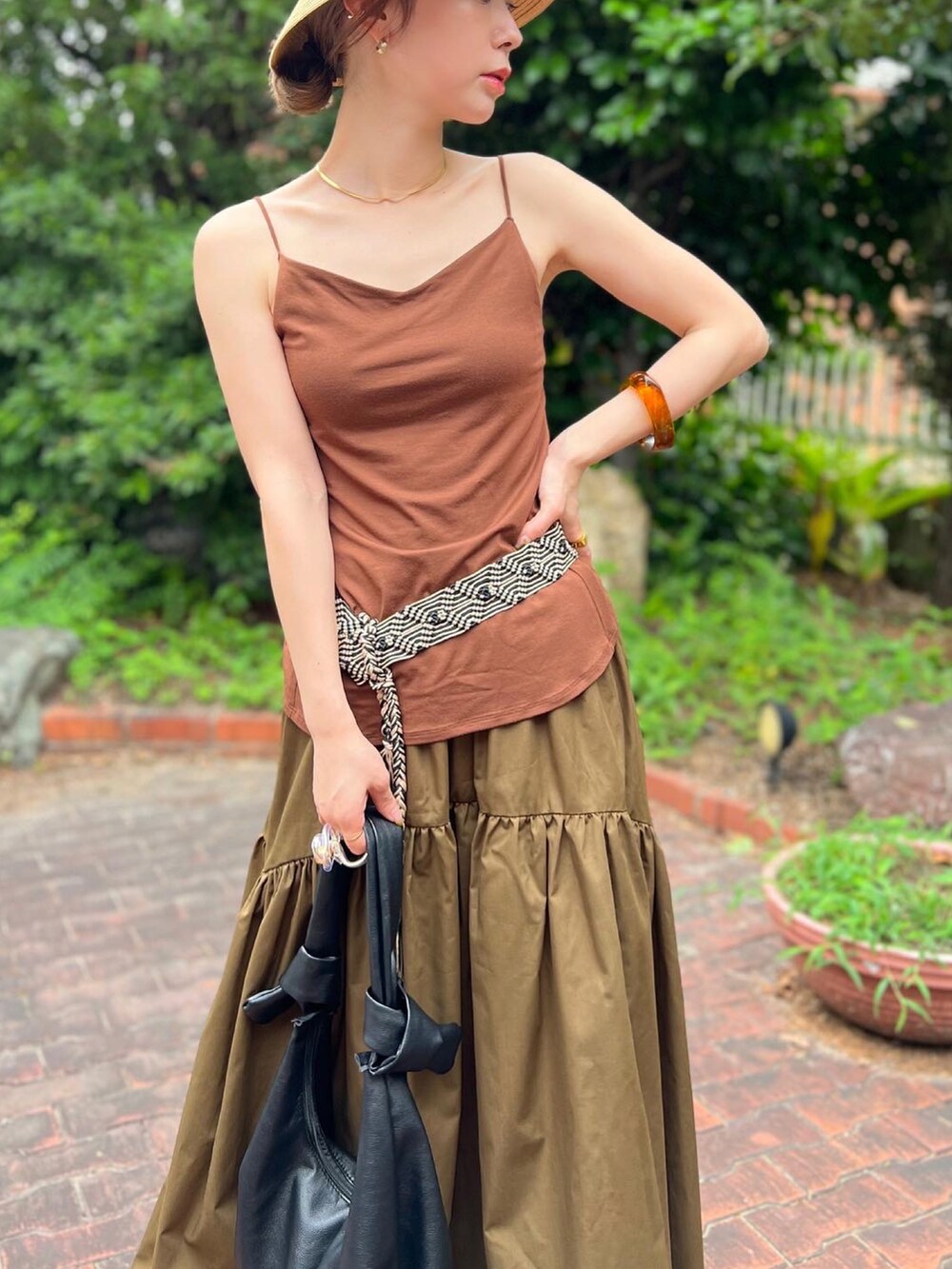 ブラウン系のスカート、ブラウン系のキャミソール、ブラウン系のシャツ/ブラウスを着用したレディースの夏コーディネートの2枚目の写真