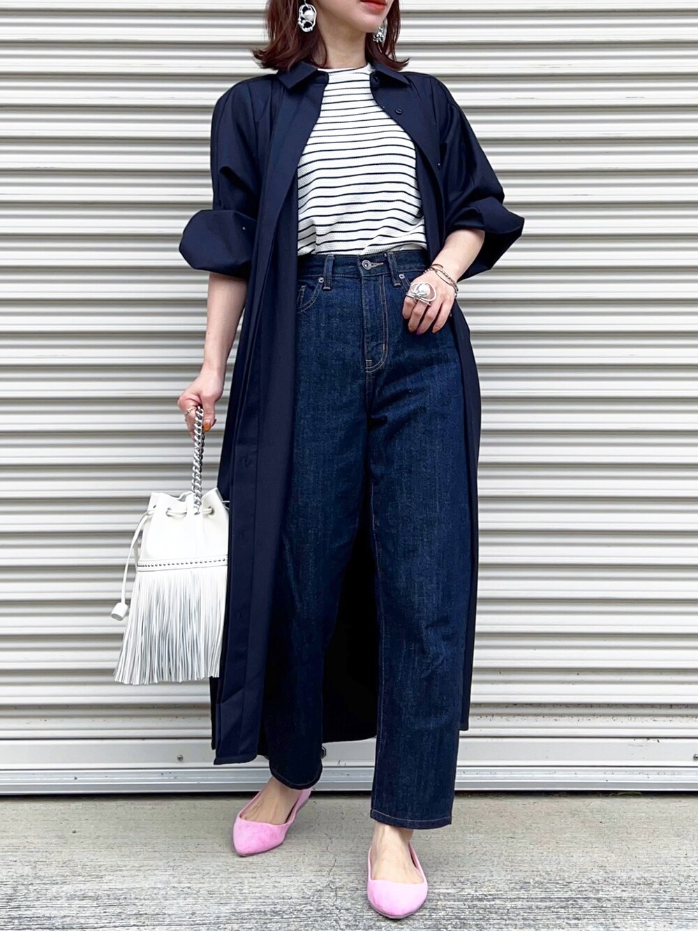 ホワイト系のTシャツ/カットソー、ホワイト系のショルダーバッグ、ピンク系のパンプスを着用したレディースの春コーディネートの2枚目の写真