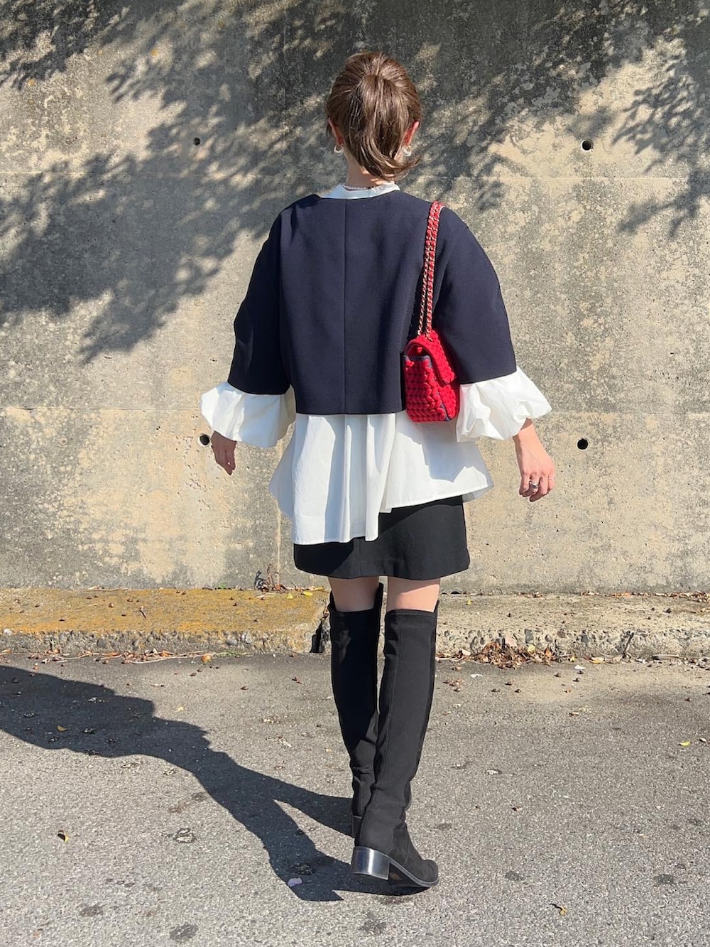 ブルー系のジャケット/アウター、ホワイト系のシャツ/ブラウス、ブラック系のスカートを着用したレディースの秋コーディネートの3枚目の写真