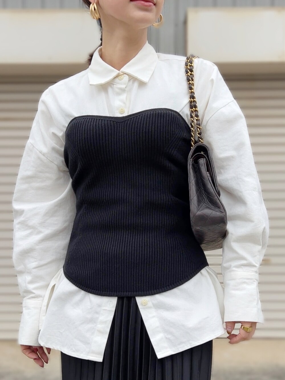 ブラック系のチューブトップ、ブラック系のスカート、ブラック系のシューズを着用したレディースの秋コーディネートの2枚目の写真