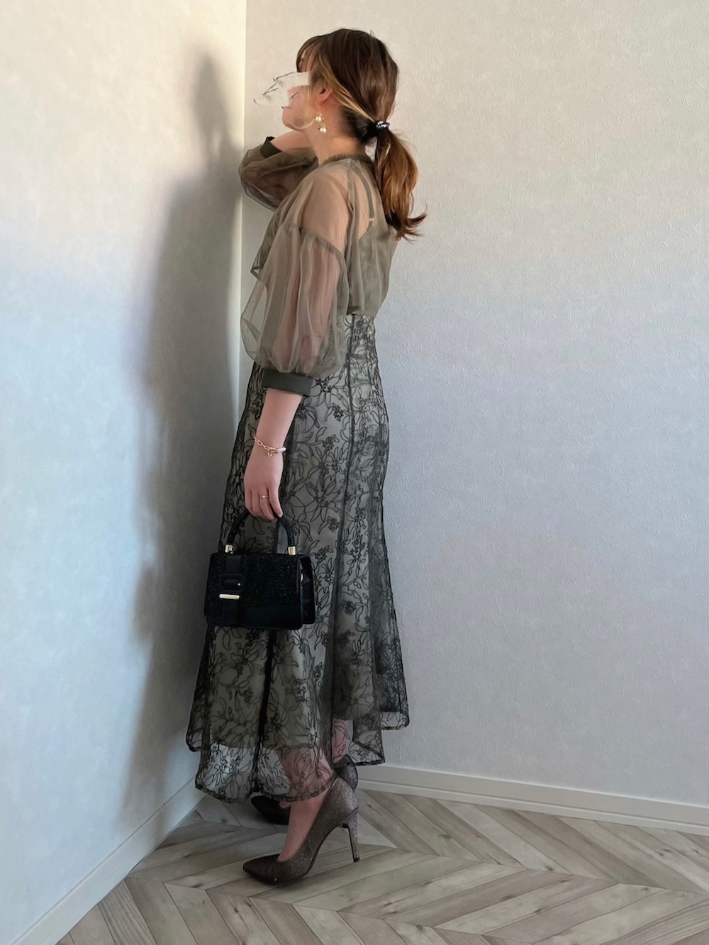 「ファッションを楽しもう、お呼ばれスタイル、大人女子、大人かわいい、休日スタイル、お出かけコーデ、結婚式、ワンピース、キャミワンピ、マーメイドスカート、leja」｜「Lejaの【LEJA】リボン付きパフスリーブシアーボレロ刺繍レースマーメイドシルエットキャミワンピースセットアップ美脚効果ドレス結婚式 パーティードレス 20代 30代（ドレス、グリーン系）」を使った、うーまんさん（レディース・158cm）の秋コーディネートの2枚目の写真