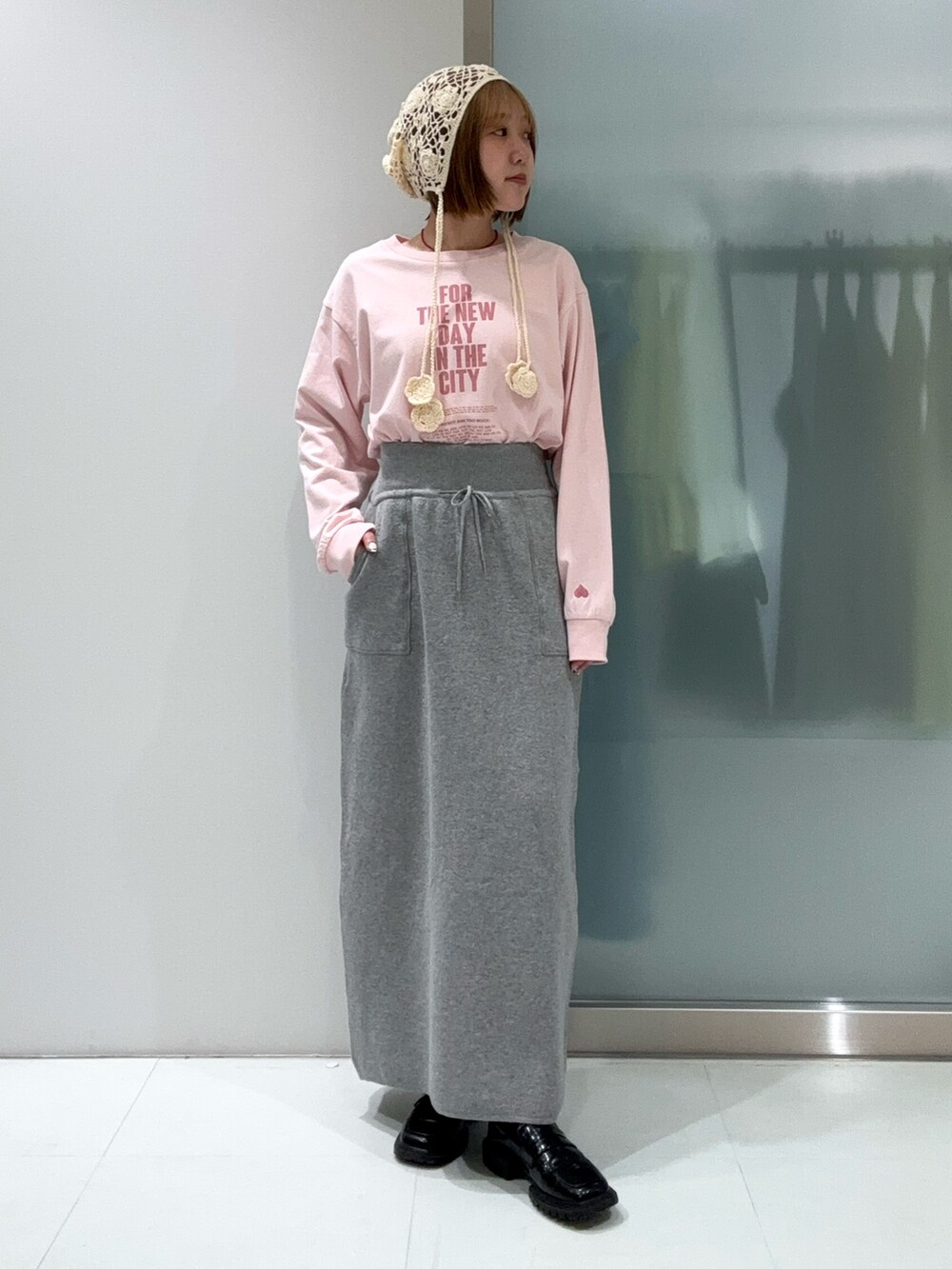 グレー系のスカート、その他のTシャツ/カットソー、ホワイト系のニットキャップ/ビーニーを着用したレディースの春コーディネートの2枚目の写真