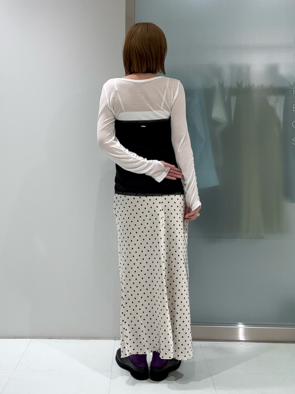 ホワイト系のTシャツ/カットソー、グレー系のカーディガン/ボレロ、ブラック系のサンダルを着用したレディースの春コーディネートの4枚目の写真