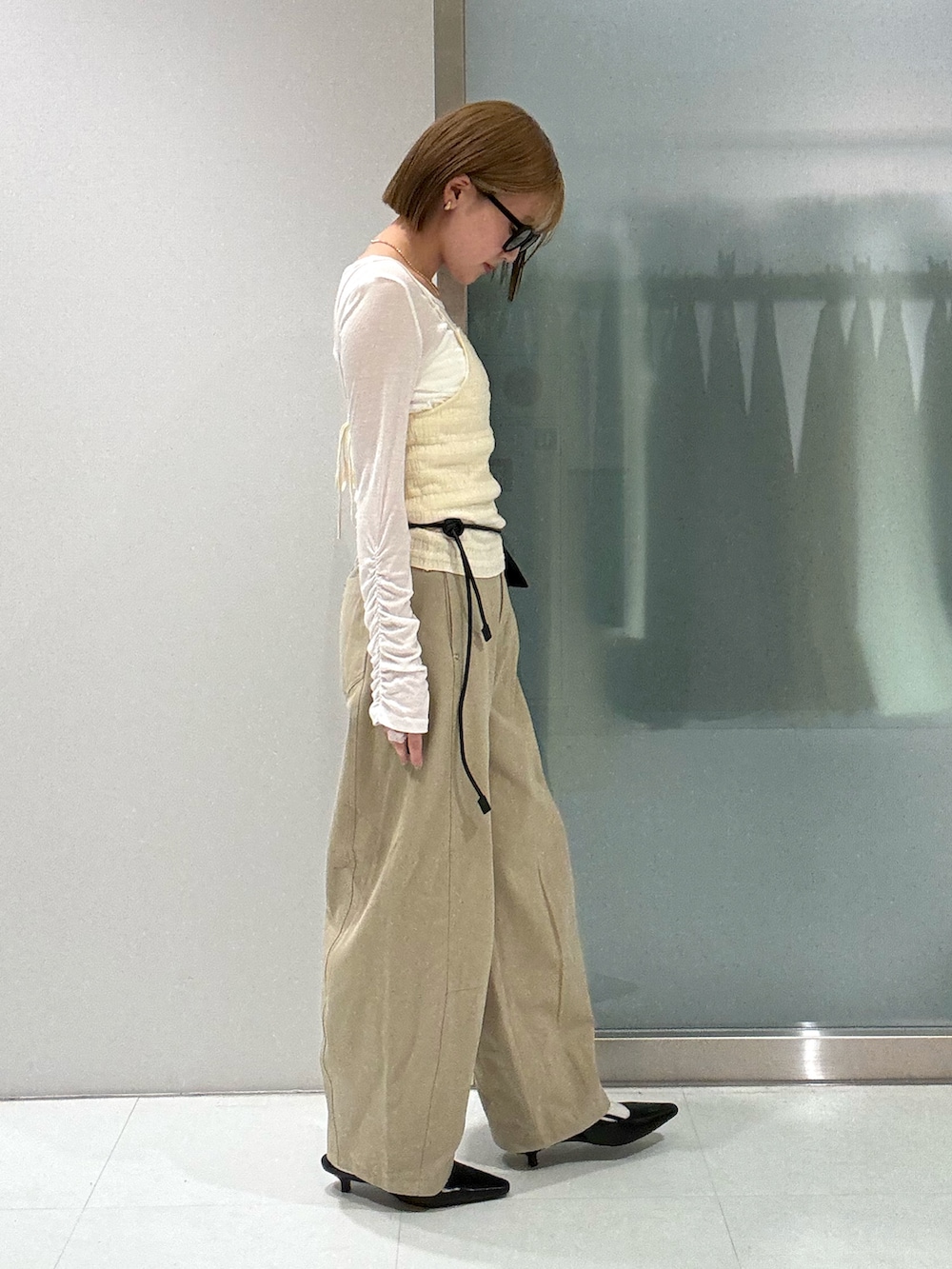 ホワイト系のその他パンツ、ホワイト系のキャミソール、ホワイト系のTシャツ/カットソーを着用したレディースの春コーディネートの3枚目の写真