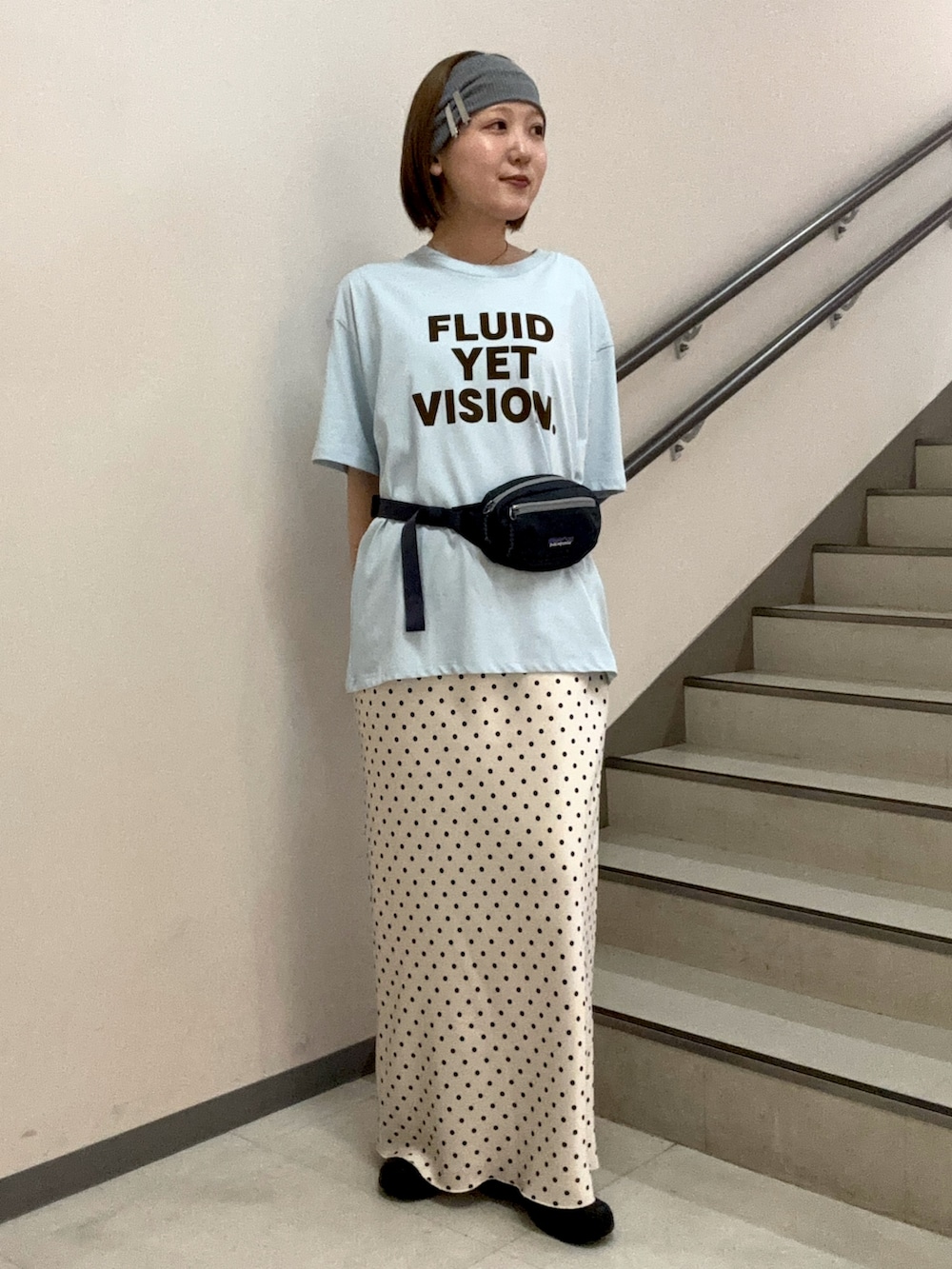 その他のTシャツ/カットソー、ホワイト系のスカート、グレー系のヘアバンドを着用したレディースの夏コーディネートの2枚目の写真