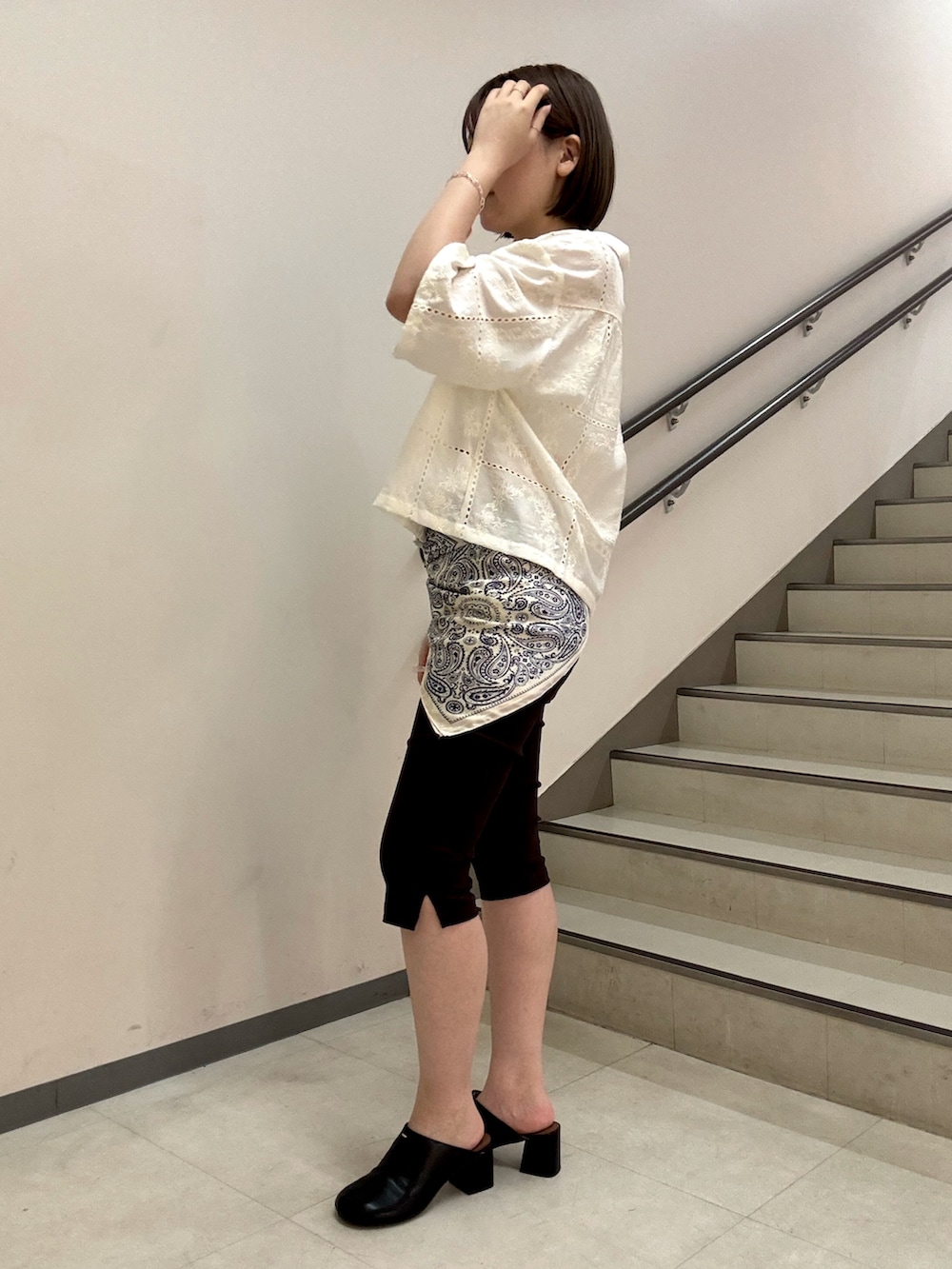 ホワイト系のシャツ/ブラウス、ブラウン系のその他パンツ、ブラック系のスリッポンを着用したレディースの夏コーディネートの3枚目の写真