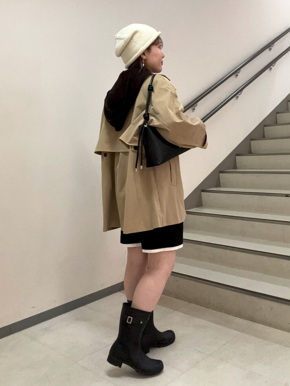 ブラック系のその他パンツ、ブラウン系のニット/セーター、ブラック系のハンドバッグを着用したレディースの秋コーディネートの2枚目の写真