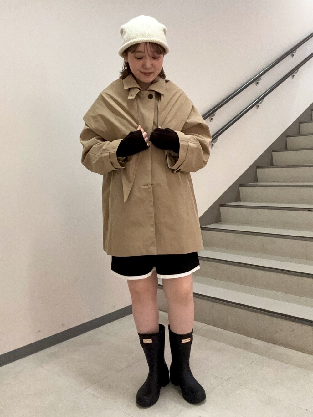 ブラック系のその他パンツ、ブラウン系のニット/セーター、ブラック系のハンドバッグを着用したレディースの秋コーディネートの4枚目の写真