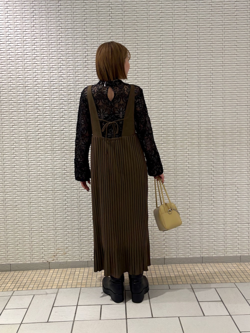 ベージュ系のショルダーバッグ、ブラック系のシャツ/ブラウス、ブラウン系のワンピースを着用したレディースの冬コーディネートの4枚目の写真