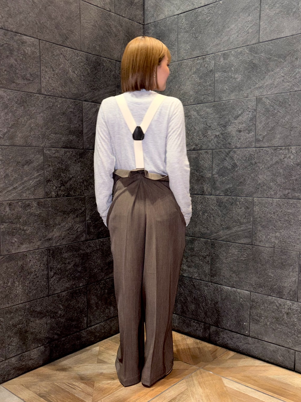 グレー系のTシャツ/カットソー、ブラウン系のその他パンツ、ベージュ系のその他シューズを着用したレディースの冬コーディネートの5枚目の写真