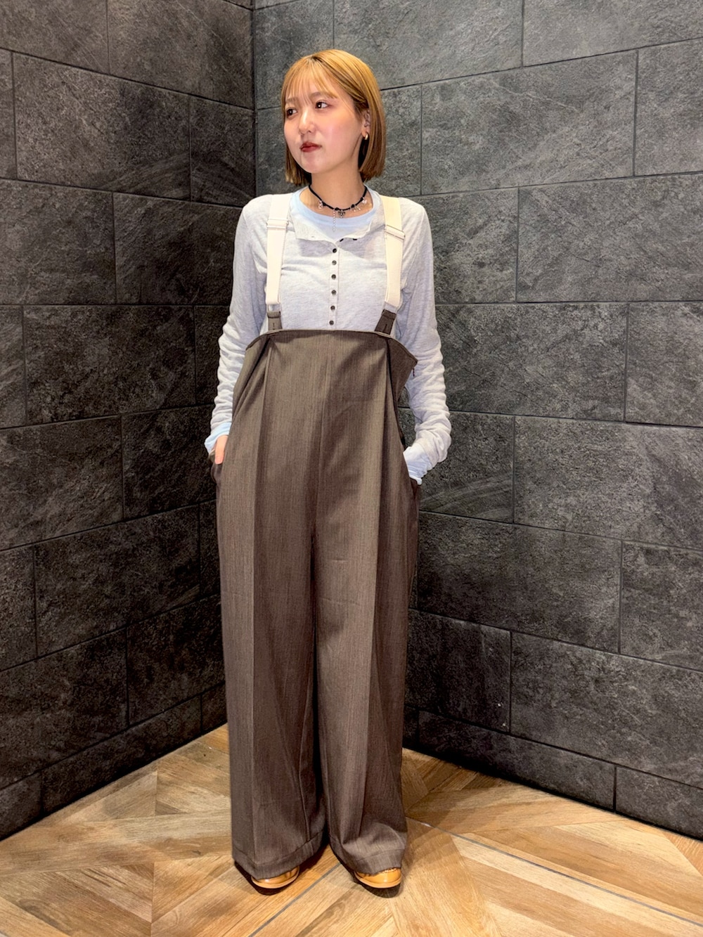 グレー系のTシャツ/カットソー、ブラウン系のその他パンツ、ベージュ系のその他シューズを着用したレディースの冬コーディネートの2枚目の写真