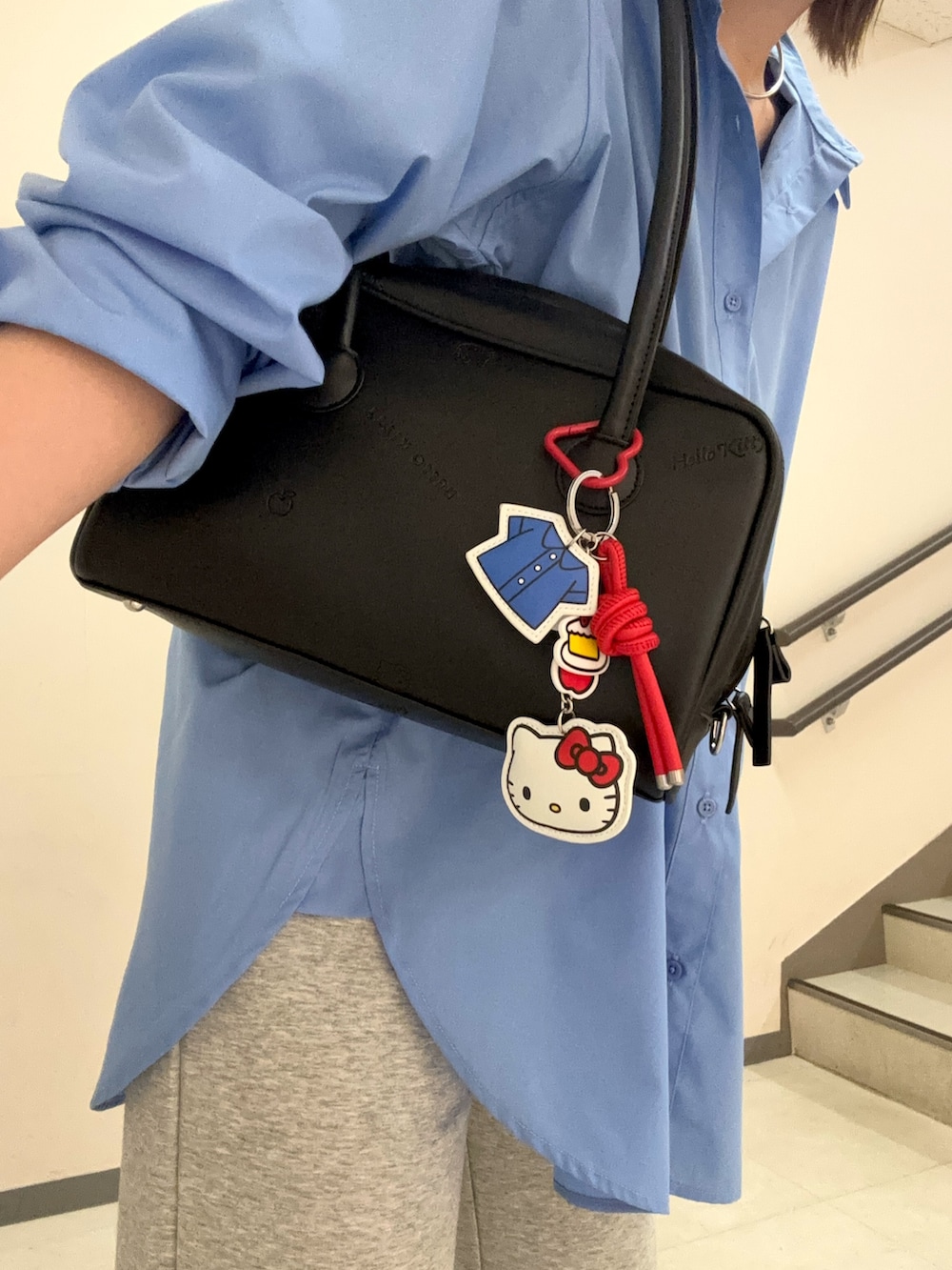 ブルー系のシャツ/ブラウス、グレー系のその他パンツ、ブラック系のボストンバッグを着用したレディースの秋コーディネートの3枚目の写真