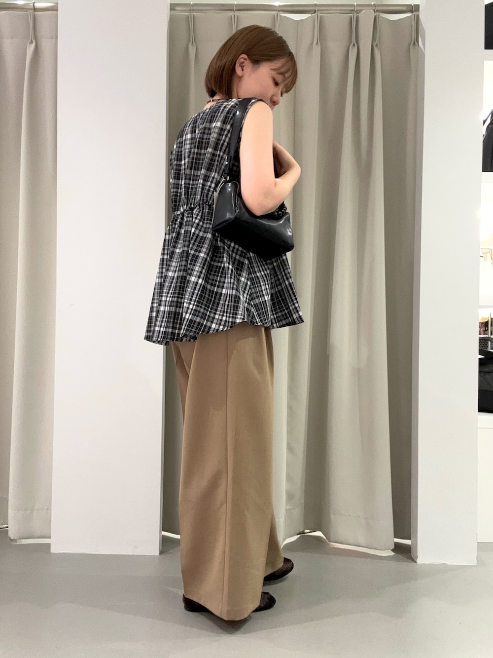 ブラック系のシャツ/ブラウス、ベージュ系のその他パンツ、ブラック系のショルダーバッグを着用したレディースの夏コーディネートの3枚目の写真