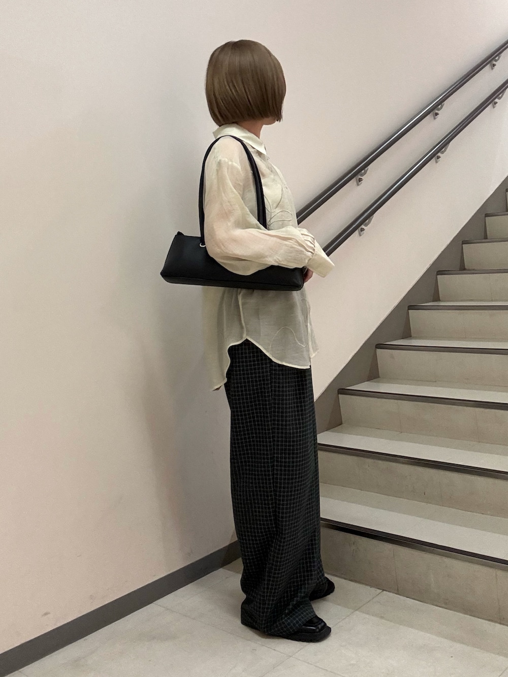 ベージュ系のシャツ/ブラウス、ブラック系のその他パンツ、ブラック系のショルダーバッグを着用したレディースの春コーディネートの4枚目の写真