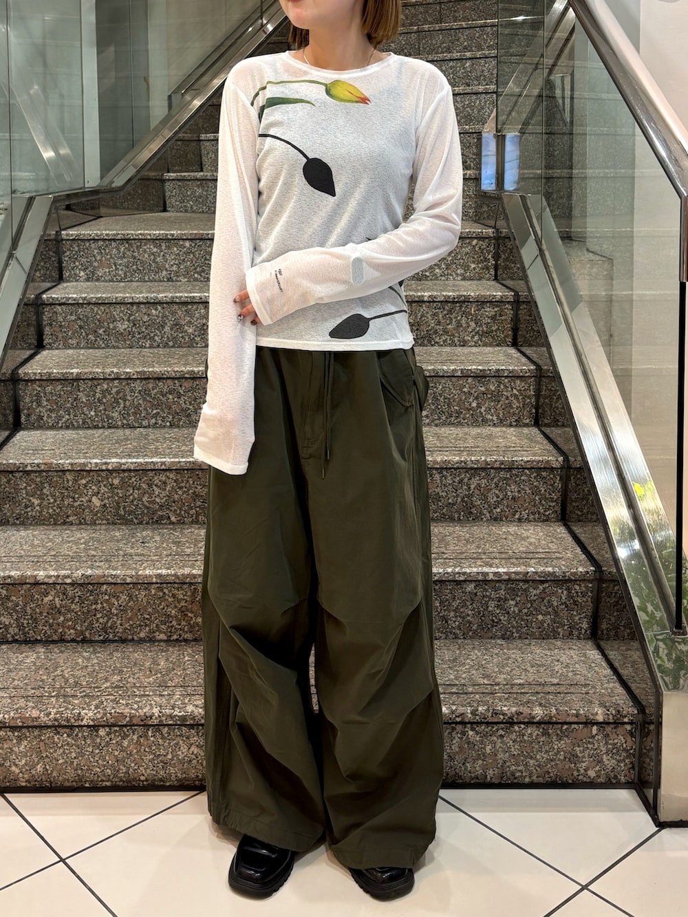 ホワイト系のTシャツ/カットソー、グリーン系のその他パンツを着用したレディースの冬コーディネートの2枚目の写真