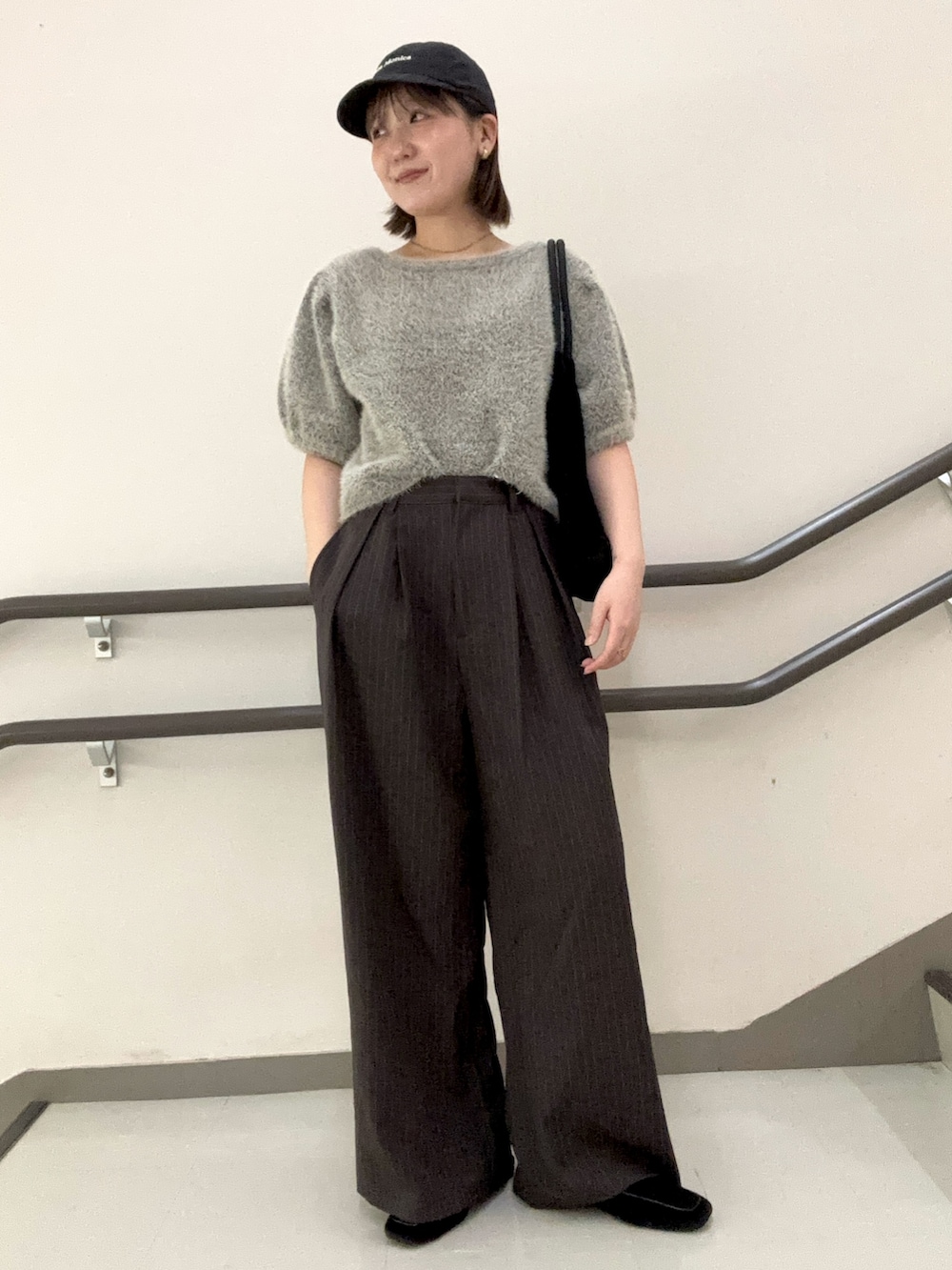 ブラウン系のその他パンツ、ブラック系のトートバッグ、グレー系のニット/セーターを着用したレディースの夏コーディネートの4枚目の写真