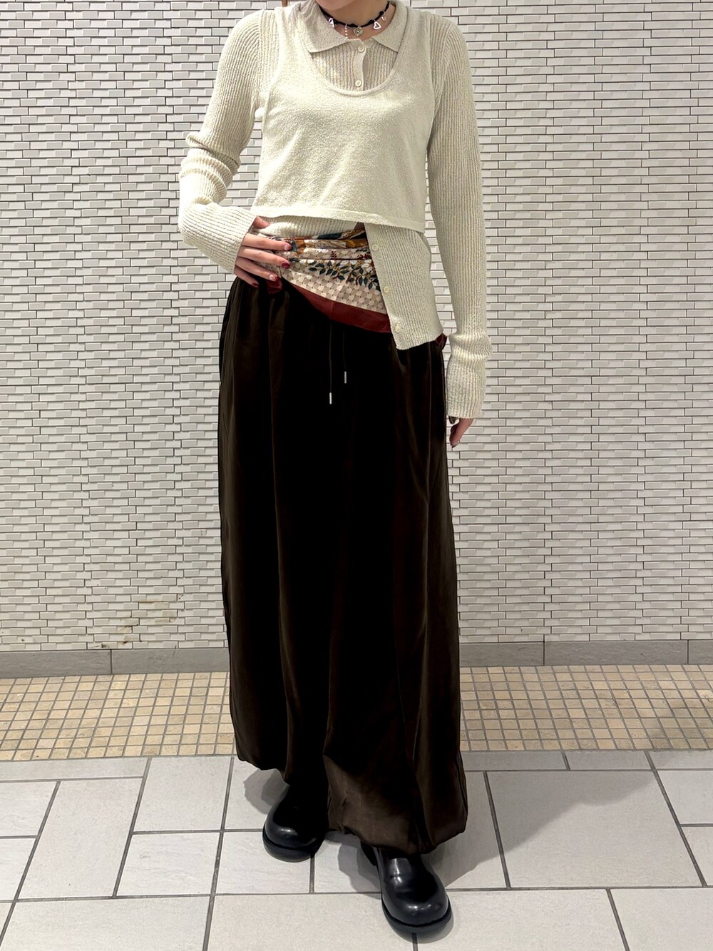 グリーン系のニット/セーター、グリーン系のその他パンツ、ブラック系のその他シューズを着用したレディースの冬コーディネートの5枚目の写真