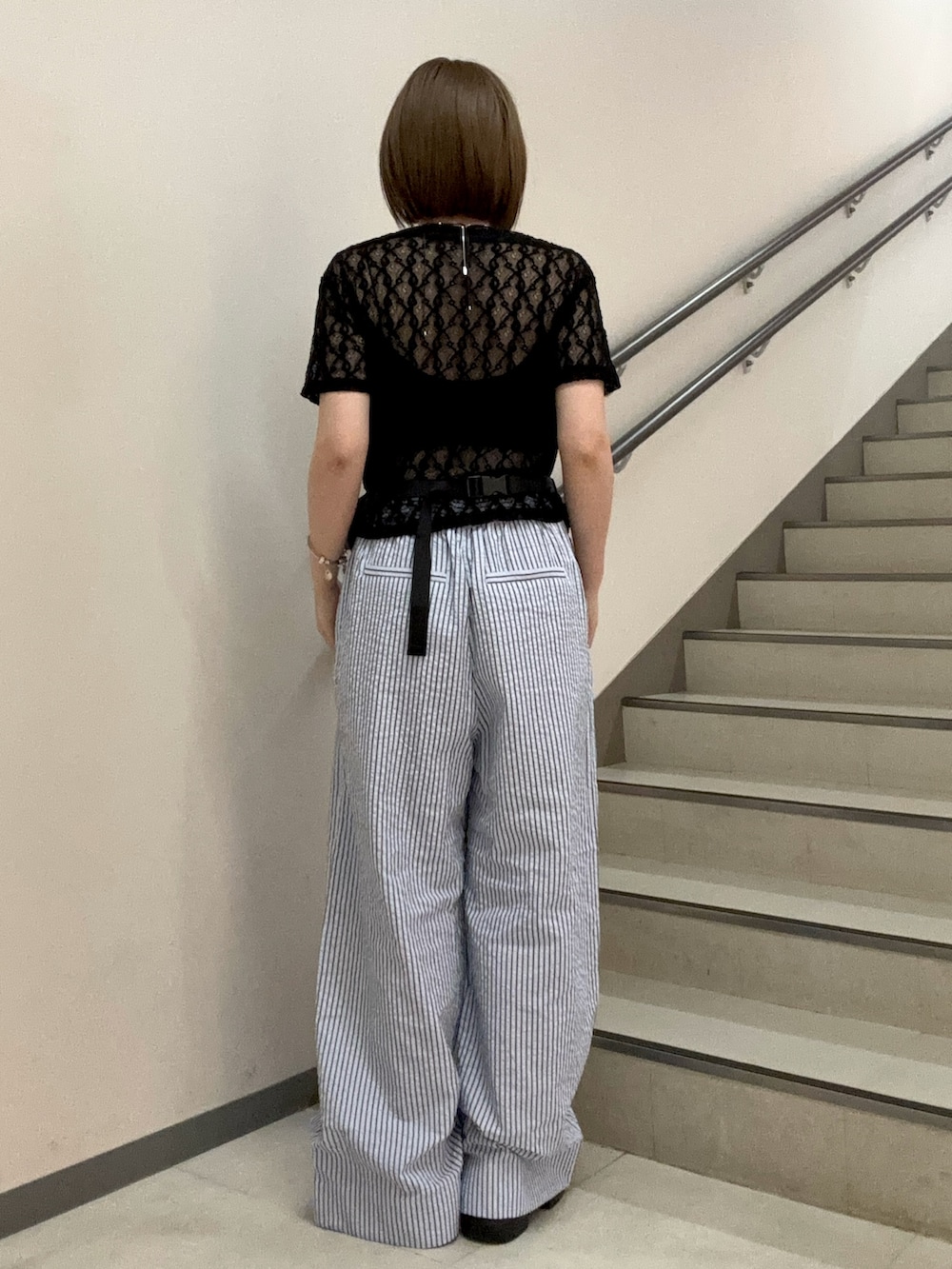 ブラック系のTシャツ/カットソー、ブラック系のボディバッグ/ウエストポーチ、ブルー系のその他パンツを着用したレディースの夏コーディネートの4枚目の写真