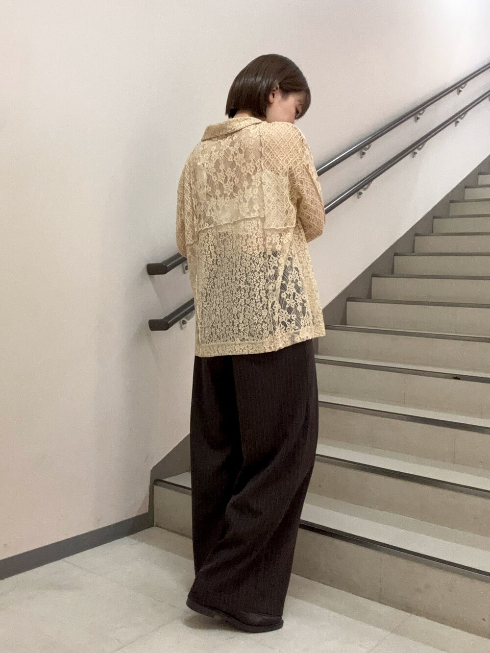 ベージュ系のシャツ/ブラウス、ブラウン系のその他パンツ、ホワイト系のキャミソールを着用したレディースの夏コーディネートの2枚目の写真