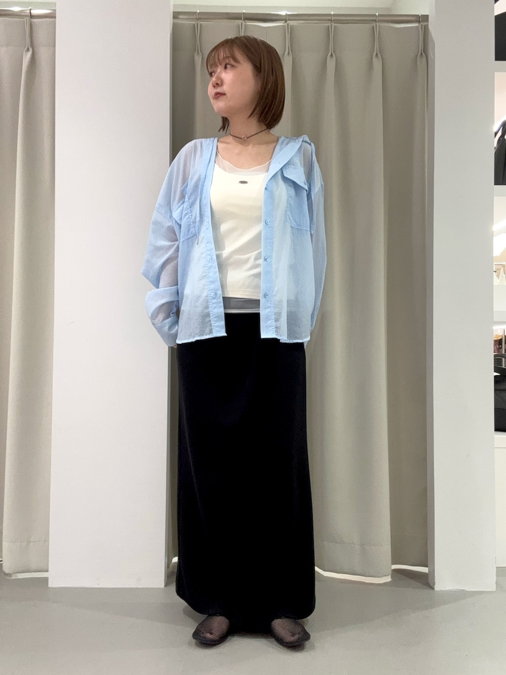 ブルー系のシャツ/ブラウス、ホワイト系のタンクトップ、ブラック系のスカートを着用したレディースの夏コーディネートの5枚目の写真