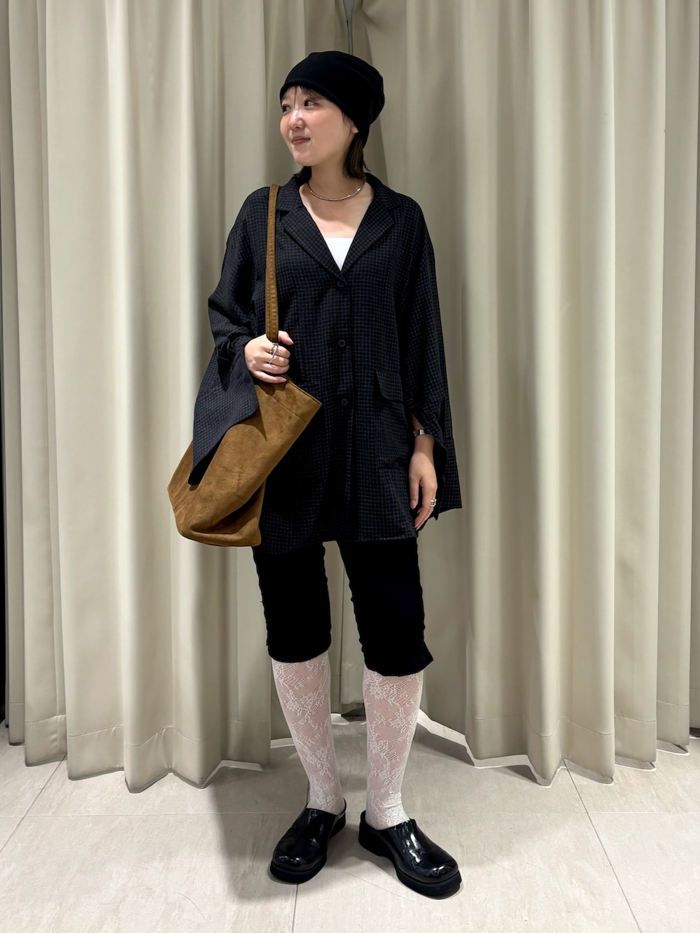 グレー系のシャツ/ブラウス、ブラック系のその他パンツ、ブラック系のサンダルを着用したレディースの秋コーディネートの2枚目の写真