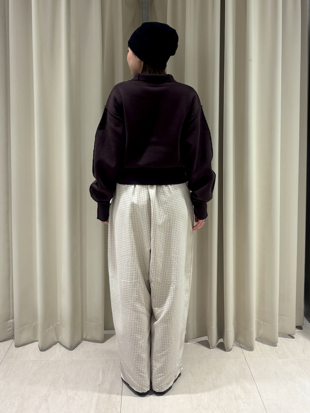 ブラウン系のニット/セーター、ホワイト系のその他パンツ、ホワイト系のポーチを着用したレディースの秋コーディネートの4枚目の写真