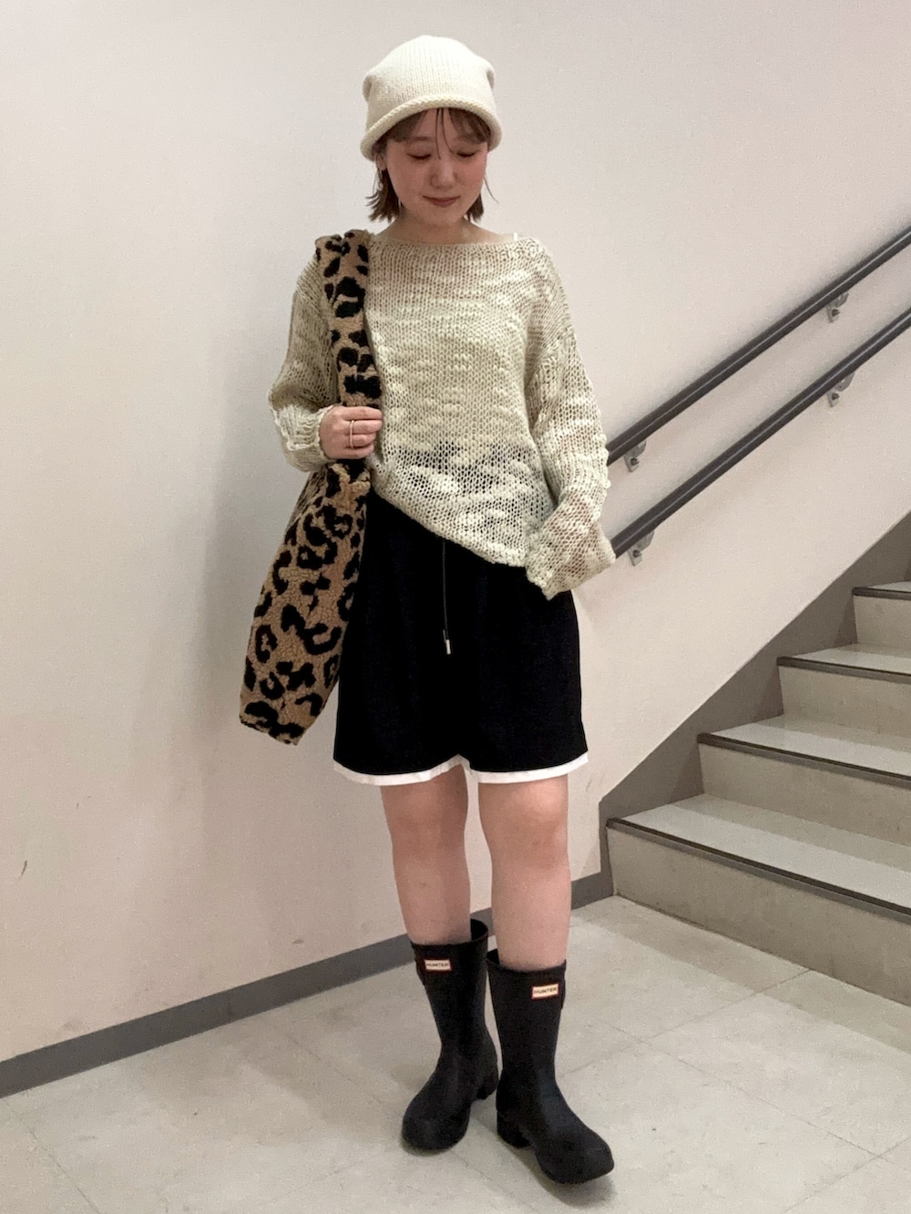 ベージュ系のニット/セーター、ブラック系のその他パンツ、その他のトートバッグを着用したレディースの秋コーディネートの2枚目の写真