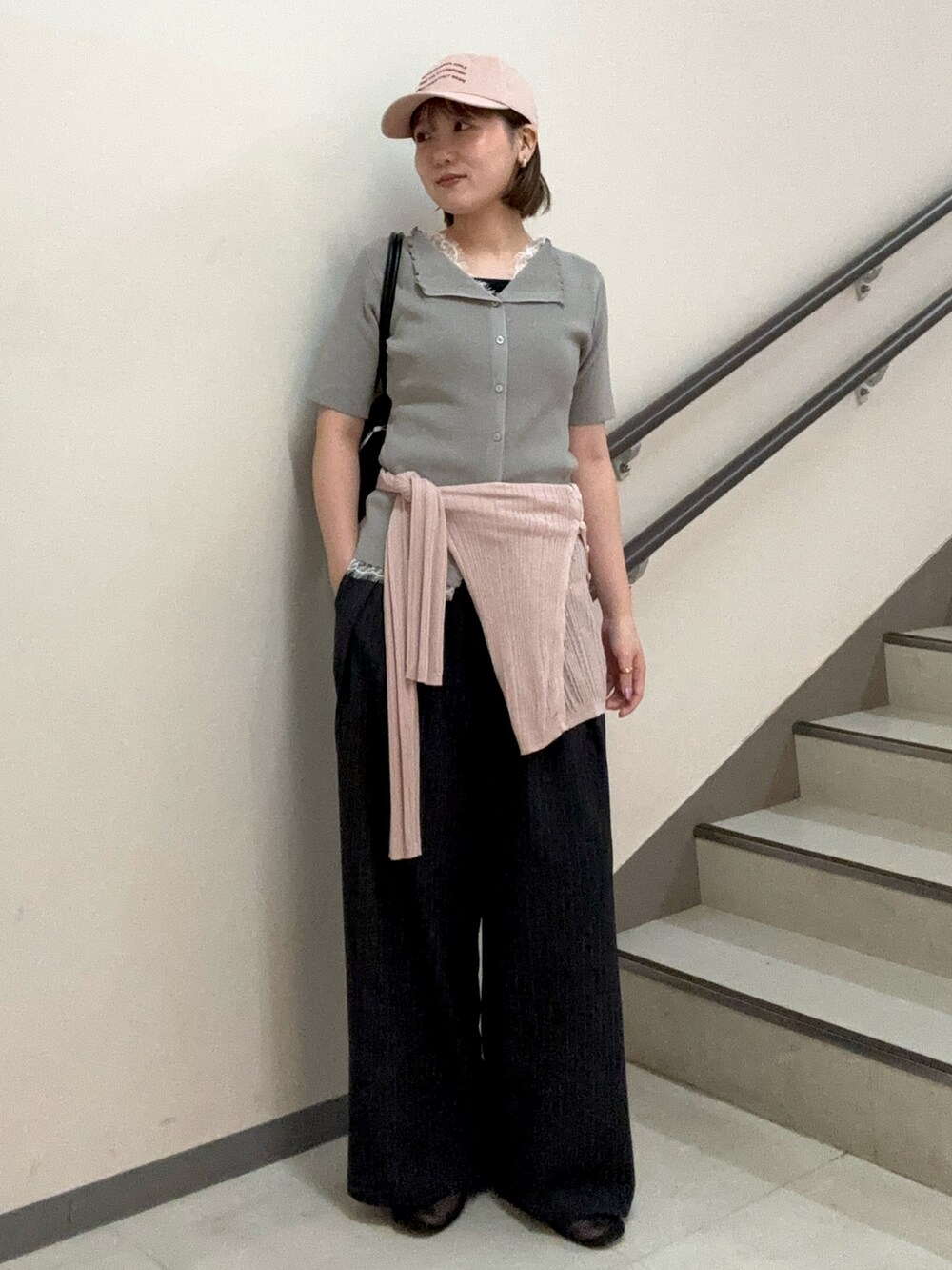 グレー系のニット/セーター、グレー系のその他パンツ、ピンク系のニット/セーターを着用したレディースの夏コーディネートの4枚目の写真