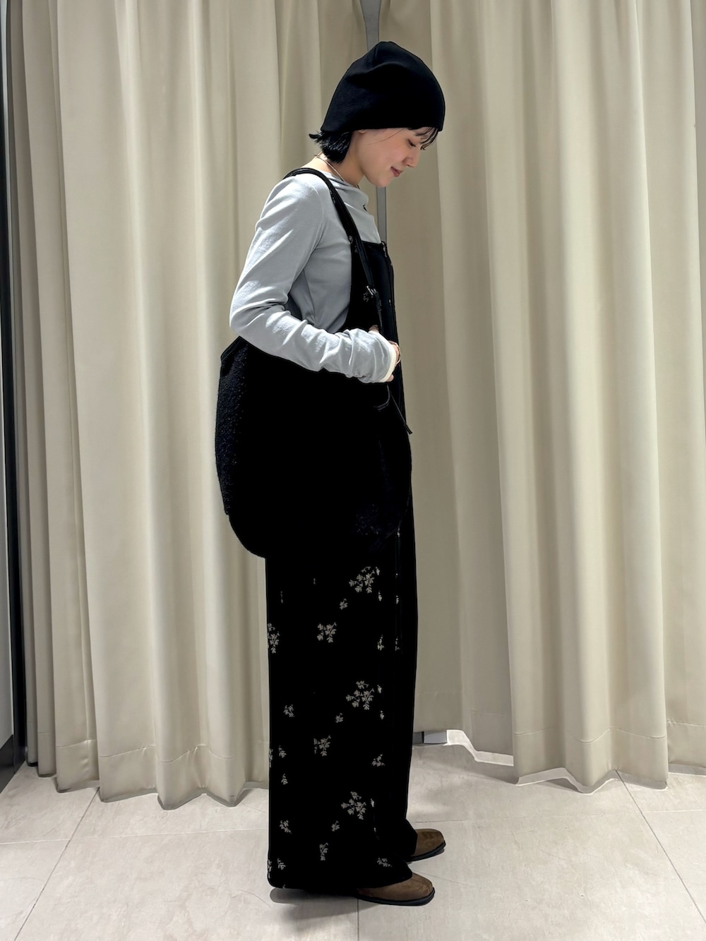ブラック系のその他パンツ、ブラック系のショルダーバッグ、ブラウン系のその他シューズを着用したレディースの秋コーディネートの3枚目の写真