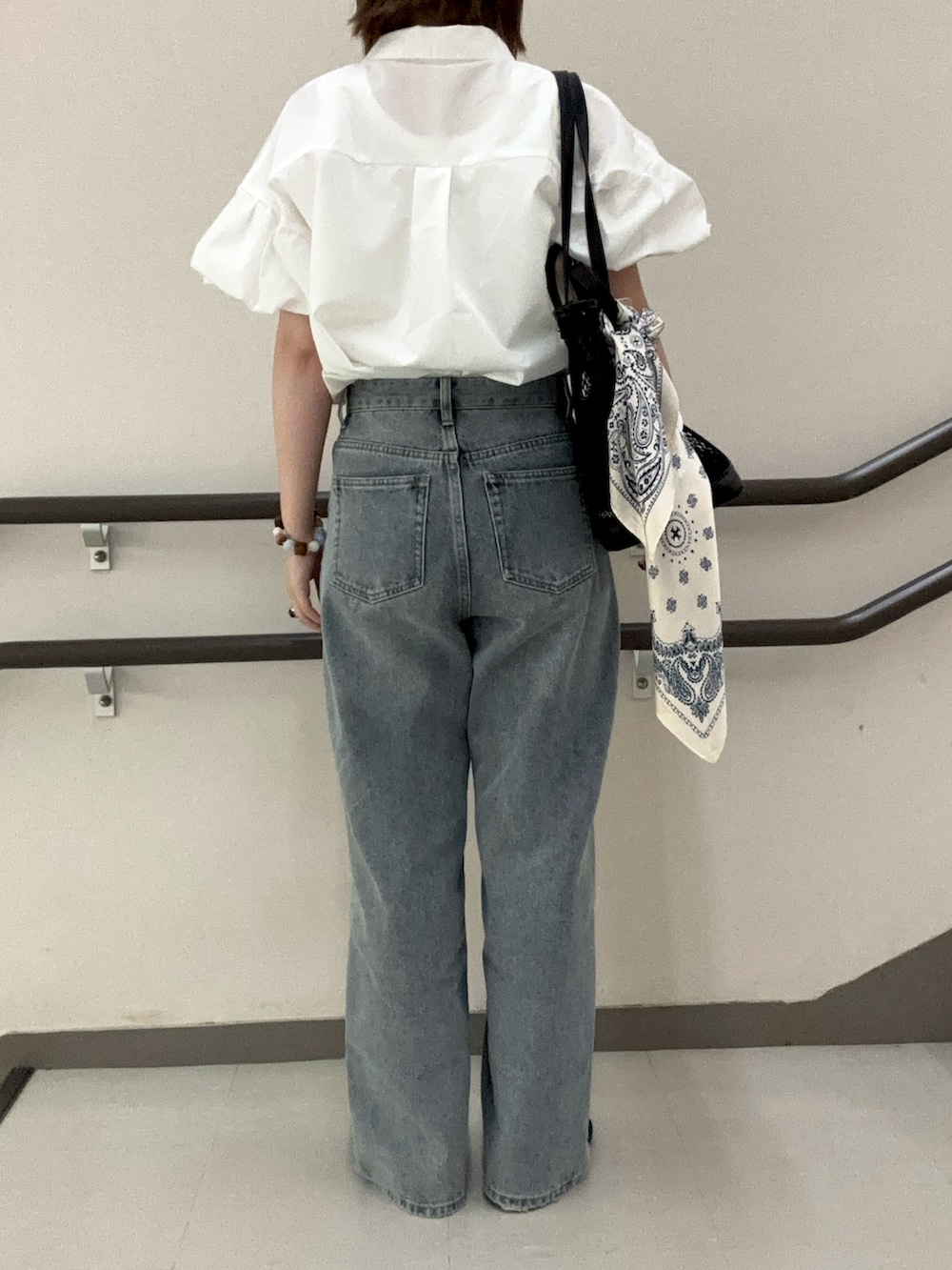 ホワイト系のシャツ/ブラウス、ブラック系のトートバッグ、ブルー系のその他パンツを着用したレディースの夏コーディネートの4枚目の写真