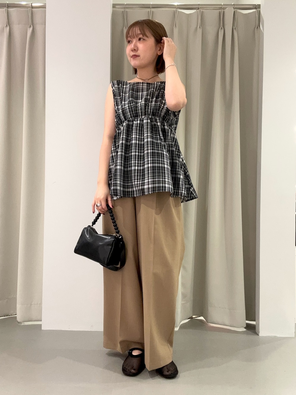ブラック系のシャツ/ブラウス、ベージュ系のその他パンツ、ブラック系のショルダーバッグを着用したレディースの夏コーディネートの5枚目の写真