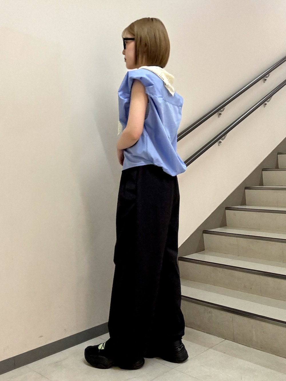 ブルー系のシャツ/ブラウス、ブラック系のその他パンツ、ホワイト系のバンダナ/スカーフを着用したレディースの春コーディネートの4枚目の写真