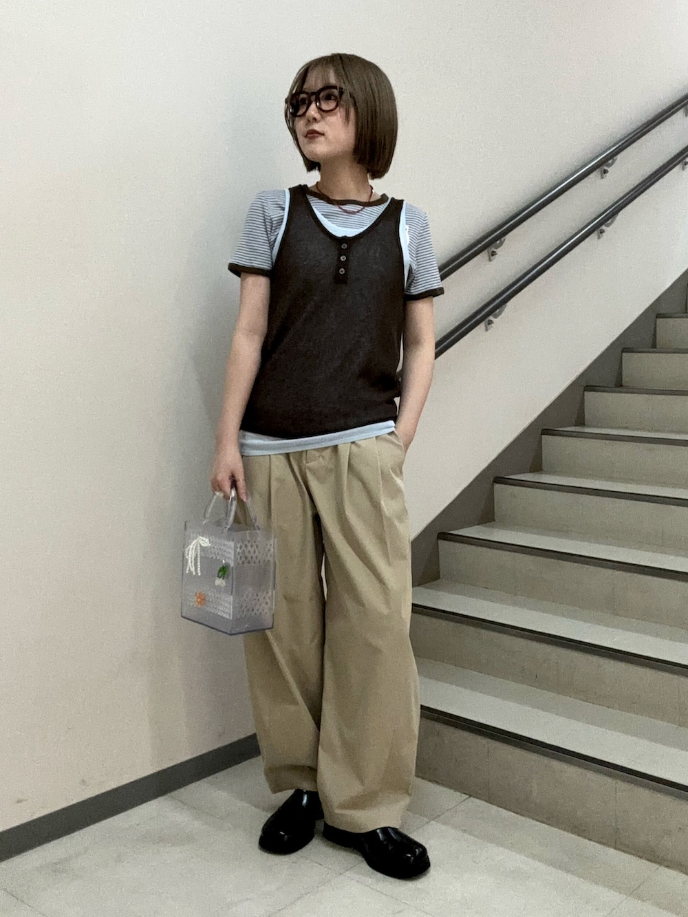 ブルー系のTシャツ/カットソー、ブラウン系のタンクトップ、ベージュ系のその他パンツを着用したレディースの春コーディネートの3枚目の写真