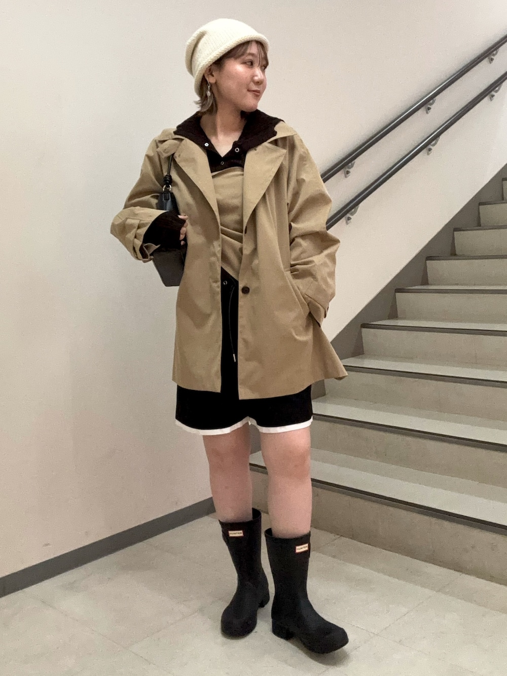 ブラック系のその他パンツ、ブラウン系のニット/セーター、ブラック系のハンドバッグを着用したレディースの秋コーディネートの3枚目の写真