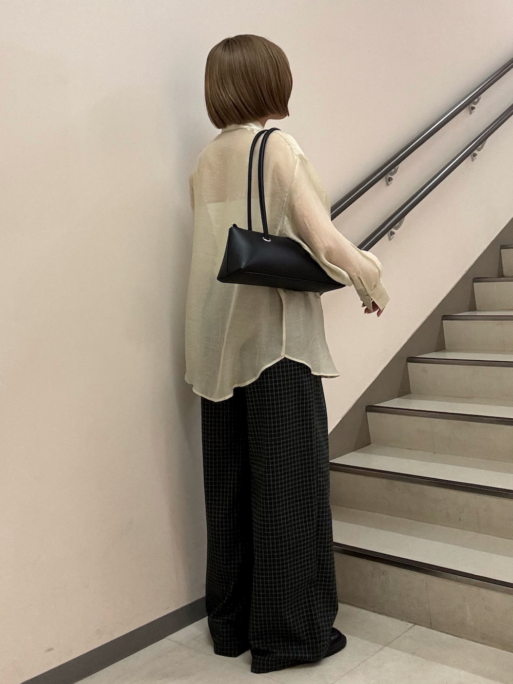 ベージュ系のシャツ/ブラウス、ブラック系のその他パンツ、ブラック系のショルダーバッグを着用したレディースの春コーディネートの5枚目の写真