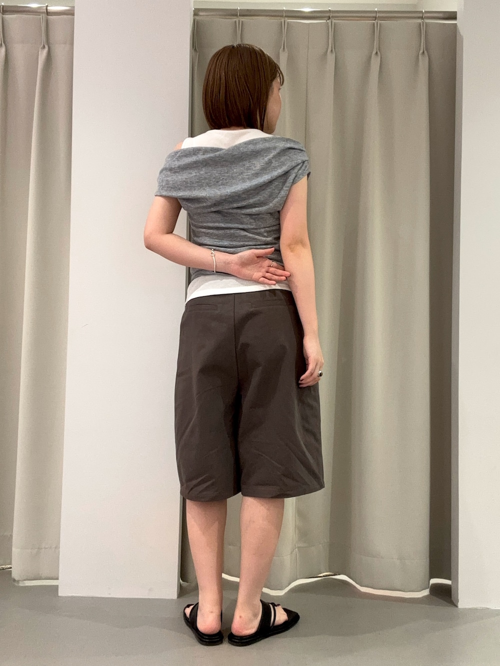 グレー系のタンクトップ、その他のハンドバッグ、グレー系のその他パンツを着用したレディースの夏コーディネートの5枚目の写真