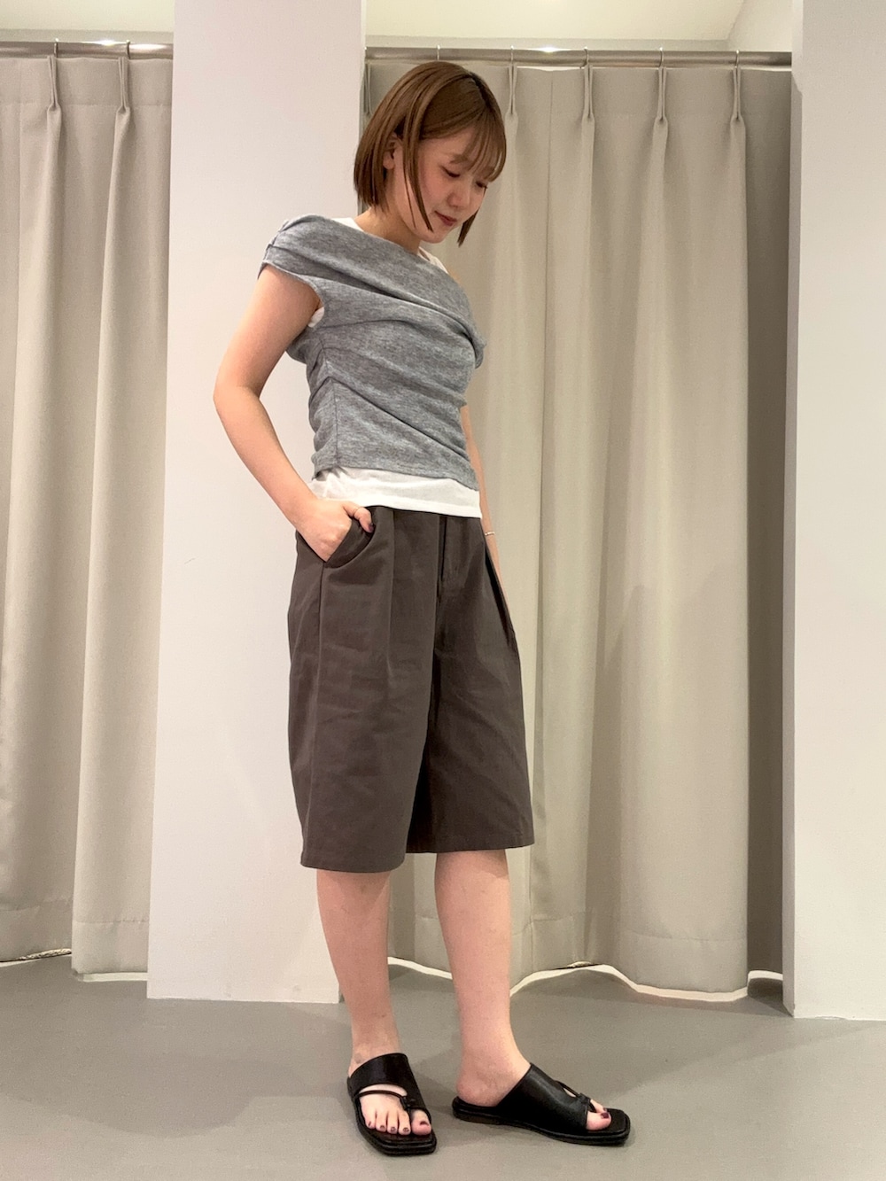 グレー系のタンクトップ、その他のハンドバッグ、グレー系のその他パンツを着用したレディースの夏コーディネートの4枚目の写真