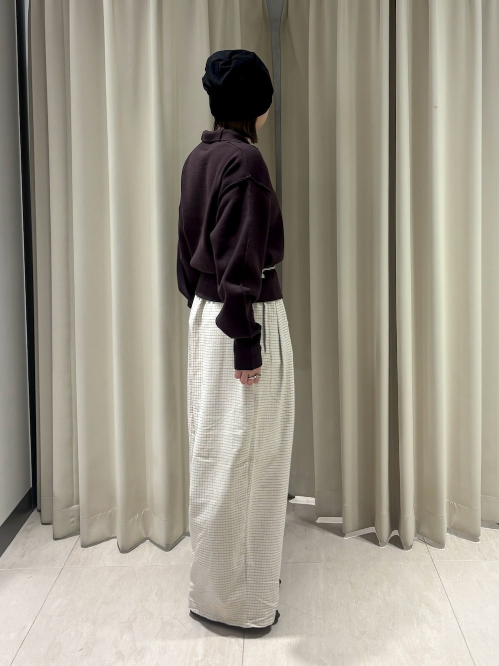 ブラウン系のニット/セーター、ホワイト系のその他パンツ、ホワイト系のポーチを着用したレディースの秋コーディネートの3枚目の写真