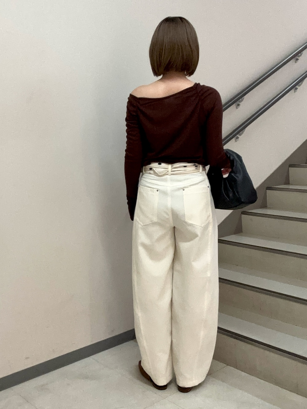 ブラウン系のTシャツ/カットソー、ホワイト系のその他パンツ、ブラック系のハンドバッグを着用したレディースの夏コーディネートの3枚目の写真