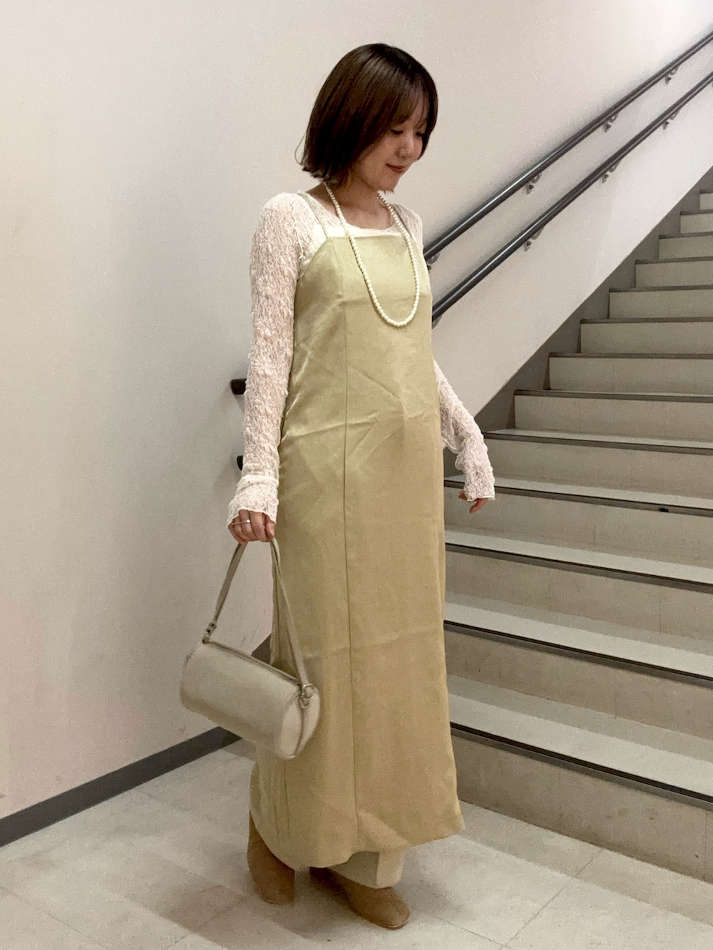 ベージュ系のワンピース、ベージュ系のその他パンツ、ベージュ系のブーツを着用したレディースの秋コーディネートの2枚目の写真