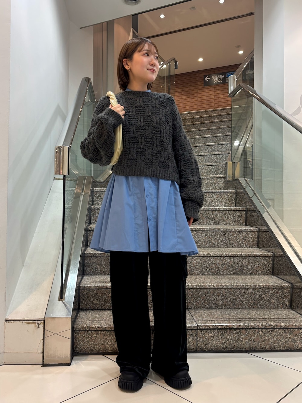 ブルー系のワンピース、ブラック系のその他パンツ、グレー系のニット/セーターを着用したレディースの冬コーディネートの2枚目の写真