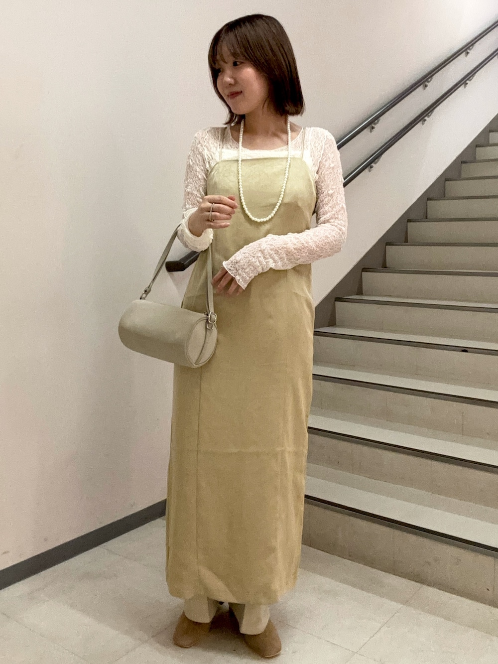 ベージュ系のワンピース、ベージュ系のその他パンツ、ベージュ系のブーツを着用したレディースの秋コーディネートの4枚目の写真