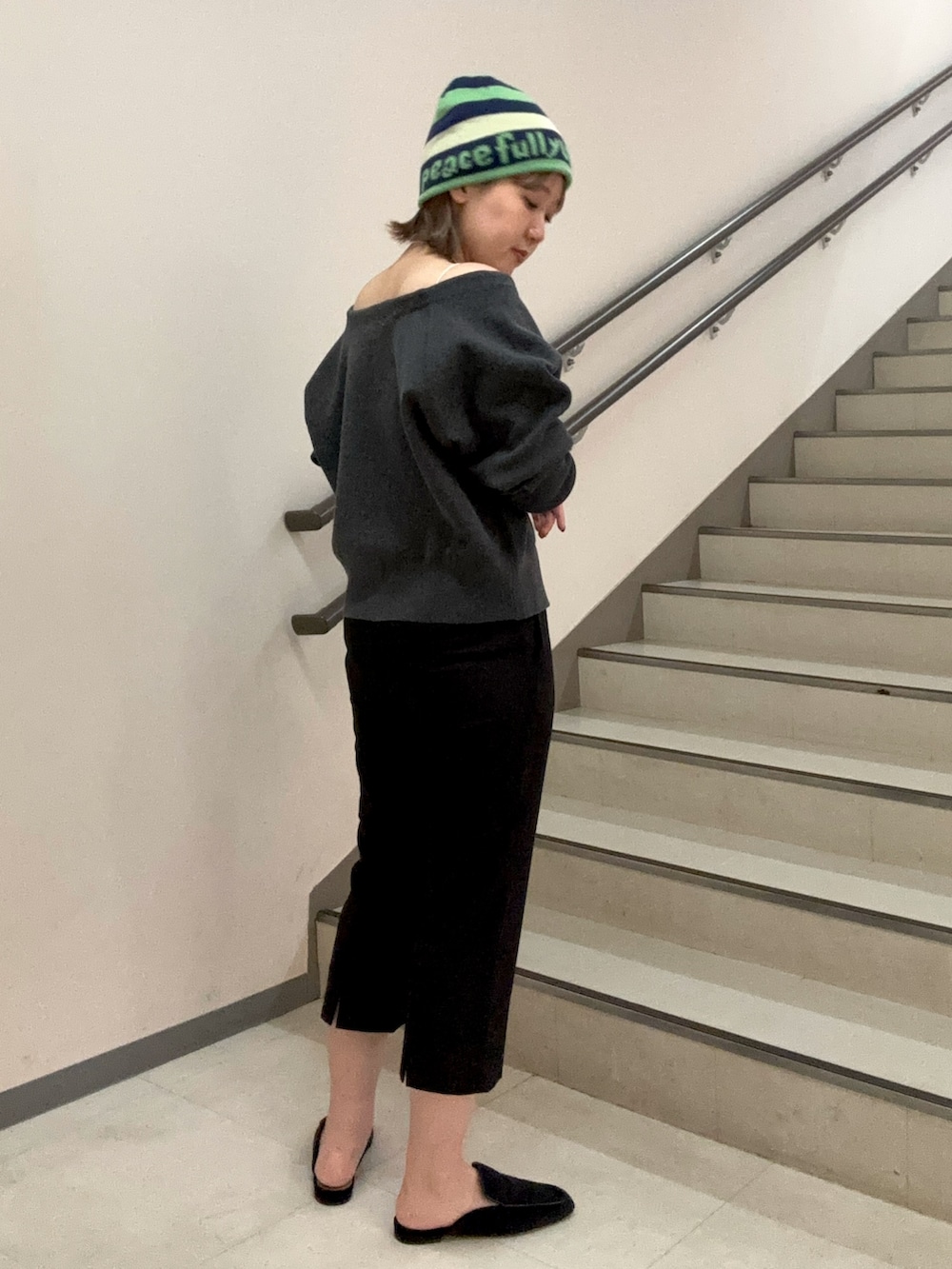 グレー系のニット/セーター、ブラック系のその他パンツ、ブラック系のその他シューズを着用したレディースの秋コーディネートの5枚目の写真