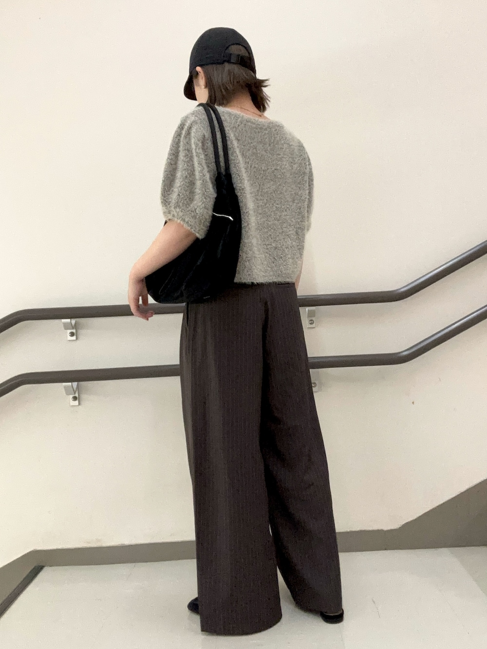 ブラウン系のその他パンツ、ブラック系のトートバッグ、グレー系のニット/セーターを着用したレディースの夏コーディネートの5枚目の写真