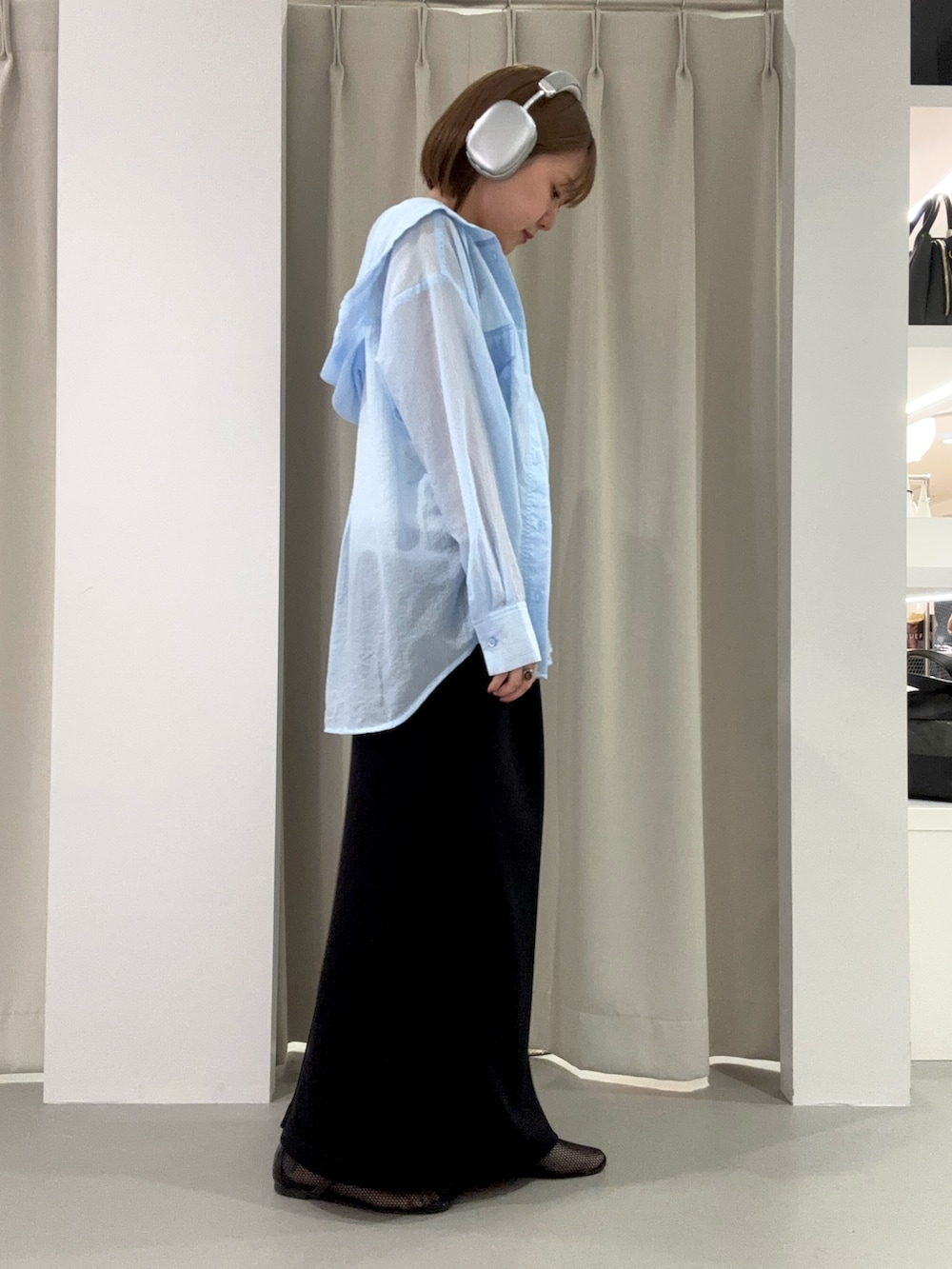 ブルー系のシャツ/ブラウス、ホワイト系のタンクトップ、ブラック系のスカートを着用したレディースの夏コーディネートの2枚目の写真