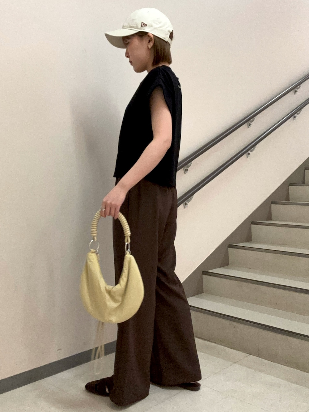 ブラック系のTシャツ/カットソー、ブラウン系のその他パンツ、ブラウン系のサンダルを着用したレディースの夏コーディネートの4枚目の写真