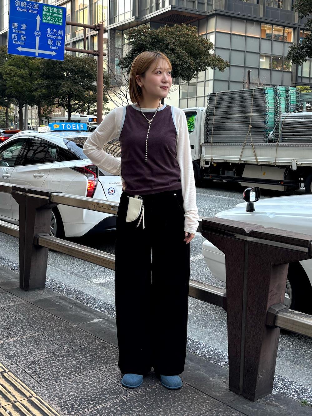 ホワイト系のTシャツ/カットソー、ブラック系のデニムパンツ、ブルー系のサンダルを着用したレディースの冬コーディネートの3枚目の写真