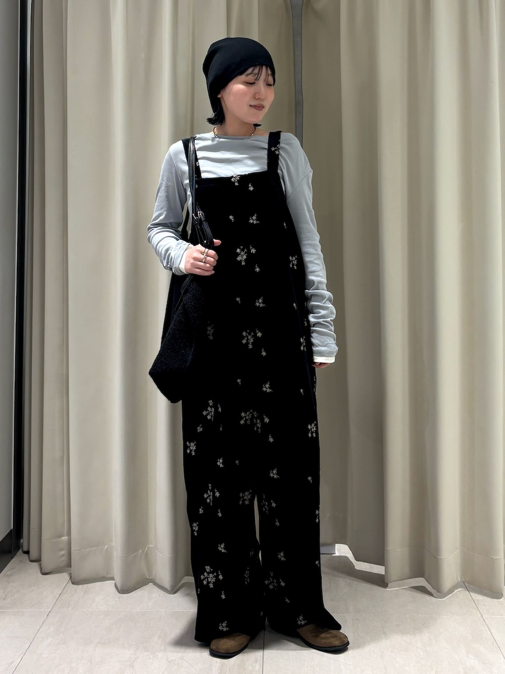 ブラック系のその他パンツ、ブラック系のショルダーバッグ、ブラウン系のその他シューズを着用したレディースの秋コーディネートの2枚目の写真